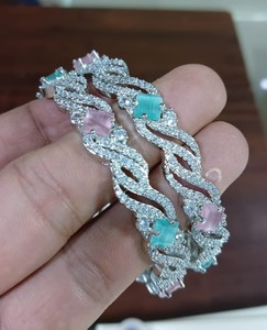 BRAZALETE DE ESTILO CLÁSICO DE DIAMANTE AMERICANO Y BRAZALETE CHAPADO EN PLATA TRADICIONAL Y DE MODA Y CIRCONITAS CÚBICAS PARA MUJERES Y NIÑAS - Product Image 1