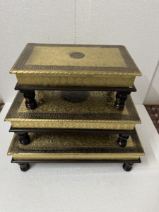 Juego de 3 chowkis/bajots de madera hechos a mano con latón puro y madera natural para regalo, boda, decoración del hogar con estilo antiguo. - Product Image 1