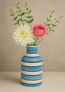Un vase en porcelaine sculpté délicat avec un dessus à volants et des accents floraux appliqués colorés. Disponible aux prix de gros. - Product Image 3