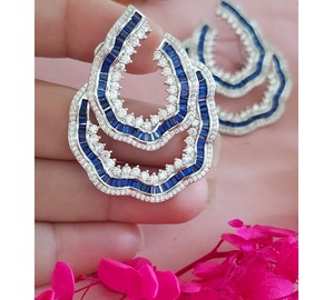 Pendientes de lujo con acabado plateado de alta calidad y apariencia de piedra CZ para mujeres y niñas, ideales para looks de noche y fiestas. - Product Image 1