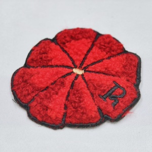 Parche de Felpa con Flor Roja y Cualquier Letra, Parches Bordados con Borde Bordado, para Hombre o Mujer, DIY - Product Image 1