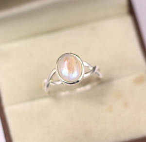 แหวนเงินแท้ 925 ชุบโรเดียม ประดับพลอยมูนสโตนสีรุ้งธรรมชาติ ดีไซน์ศาสนา ฝังแบบ Bezel ทำด้วยมือ - Product Image 4