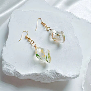 ต่างหูเรซินสีขาวทรงกลมพิมพ์ลายดอกไม้สีขาวเป็นมิตรต่อสิ่งแวดล้อมสำหรับผู้หญิง - Product Image 1