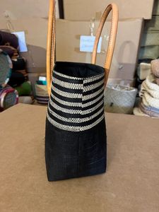 Sac fourre-tout pour femme fait main avec poignées en cuir, fermeture à cordon, motif rayé en coton brodé, en paille et raphia tressé pour la plage et le marché - Product Image 2