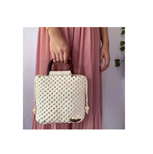 กระเป๋าถือ macrame สำหรับสุภาพสตรีดีไซน์แบบเปิดพร้อมจี้ macrame สำหรับสะพายไหล่ - Product Image 6