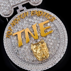 Colgante Circular de Plata 925 Personalizado con Incrustaciones de Moissanita VVS de 2.5 Pulgadas de Ancho - Product Image 4