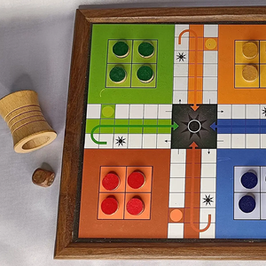 Panneau de carrom en contreplaqué de petite taille de haute qualité avec pièce de monnaie et percuteur de carrom - Product Image 2