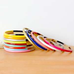 Bracelet large élégant en corne naturelle, bijoux de créateur écologiques fabriqués à la main pour les femmes modernes, occasions de mariage et de fête - Product Image 6