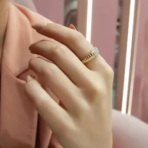 Elegante anillo acanalado de oro de 14 quilates para mujer, anillo de compromiso de boda con diamantes, anillo de declaración de racimo con anillo de diamantes cultivados en laboratorio - Product Image 2