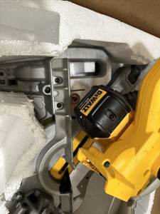 Sierra ingletadora compuesta deslizante de 20 V - Product Image 3