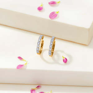 ต่างหูเพชรทรงกลมสีทองเปล่งประกายสำหรับผู้หญิง - Product Image 1