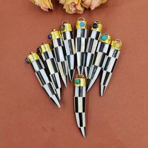 Pendentif en corne de buffle moderne, écologique, fait à la main, avec incrustation en laiton, pour la création de bijoux DIY, thèmes de mariage et d'amour - Product Image 1