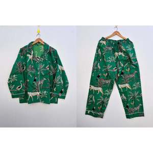 Conjunto de Pijama de Algodón con Estampado de Selva Verde Hecho a Mano, Ropa de Dormir Suave Tejida, Cintura Elástica, Cierre de Botones, Logotipo Personalizado para Damas de Honor - Product Image 1