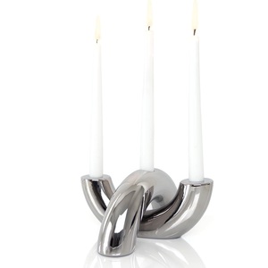 Bougeoir poli moderne brillant avec trois bras Design sculptural pour bougies coniques Pièce maîtresse de table contemporaine unique Maison - Product Image 1