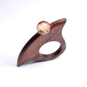 Anillo de madera de acacia natural artesanal para hombre y mujer, diseño rústico elegante, perfecto para bodas, aniversarios y ropa informal - Product Image 3
