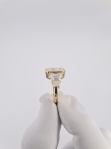 Anillo de Oro Amarillo Sólido con Diamante Cultivado en Laboratorio, Corte Esmeralda, Engaste Completo con Bisel, Piedras Laterales Trapezoidales Graduadas Escalonadas, Joyería de Tres Piedras - Product Image 6