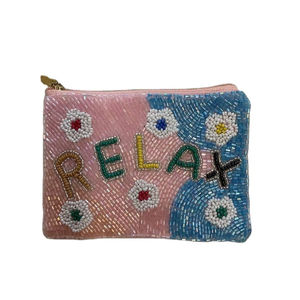 Sac à fermeture éclair miniature brodé 'RELAX' en perles de verre carrées faites à la main, au design original et élégant, aspect luxueux, Inde - Product Image 1