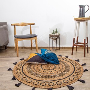 พรมปูพื้นทรงกลมทำจากปอกระเจาทอมือ ลายแมนดาลาพิมพ์สีดำ เป็นมิตรกับสิ่งแวดล้อม พร้อมพู่ห้อย สำหรับตกแต่งห้องนั่งเล่น - Product Image 4