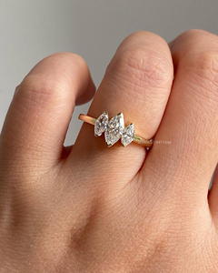 Bague de fiançailles 2 Carat en diamant Moissanite à trois pierres pour cadeau Bague de mariage de style solitaire en or massif - Product Image 3