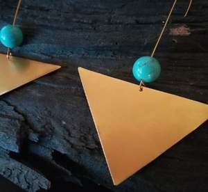 Boucles d'oreilles longues triangulaires en laiton faites à la main par des artisans, couleur naturelle, diamant, perle, cadeaux de mariage, style moderne, respectueux de l'environnement - Product Image 5