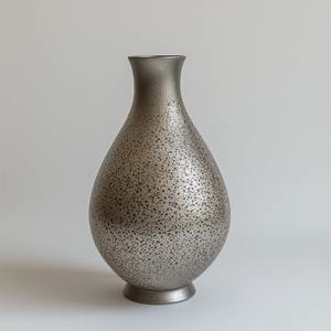 Vase côtier artisanal en fer poli plaqué or avec motif décoratif et brillance dorée pour la décoration haut de gamme de la maison et des hôtels - Product Image 1