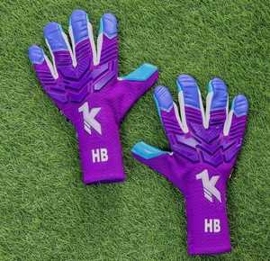 ถุงมือผู้รักษาประตูทำจากยางที่ใส่สบายสำหรับทุกสภาพอากาศ - Product Image 1