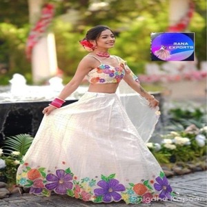 Élégant chemisier en soie blanche Lehenga Choli avec broderie florale colorée et bordure peinte à la main pour les fêtes de festival - Product Image 1