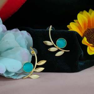 ต่างหูรูปใบไม้และเพชรโมอิสธรรมชาติเป็นแรงบันดาลใจให้เกิดความสง่างามด้วยประกายอันหรูหราที่สร้างขึ้นในรูปทรงใบไม้ที่สง่างาม - Product Image 5