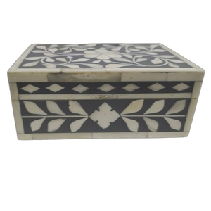 Esta exquisita caja de incrustaciones de hueso floral gris y blanco sirve como una impresionante decoración en sí misma - Product Image 1