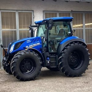 Tracteur New-Holland pour les opérations agricoles. - Product Image 2