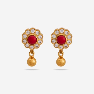 Boucles d'oreilles pendantes florales pour mariage - Boucles d'oreilles tendance en laiton avec quartz et perles, style religieux - Product Image 1