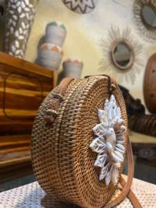 Lombok Shell Bloom Rattan Round Sling Bag Artesanía de mimbre tejida a mano de color natural con motivo de concha marina floral - Product Image 2