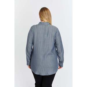 Chemise grande taille avec poche asymétrique, Indigo - Product Image 6