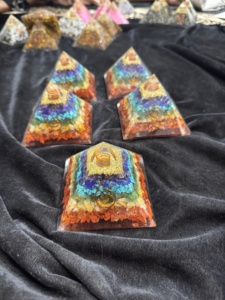 Pirámide de Orgón de 7 Chakras, Generador de Energía de Cristal con Cristales Naturales y Bobina de Cobre para Reiki, Meditación, Sanación, Decoración Feng Shui - Product Image 3