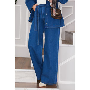 Traje de Chaqueta y Pantalones de Mezclilla Azul con Cinturón Decorativo - Product Image 4