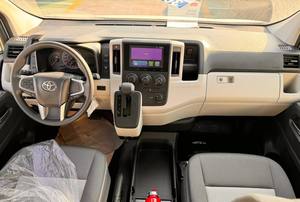 Hiace GL 2025, Furgoneta de 13 Plazas, Techo Alto, Equipamiento Completo, Motor 3.5L Gasolina, Asientos de Tela, Sistema de Navegación, Control Remoto Automático - Product Image 5