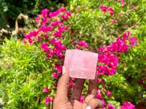 Cubo de cuarzo rosa Hermosa pieza central de piedra de ágata con tonos vibrantes y acabado natural Perfecto para altares de meditación - Product Image 3