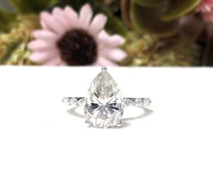 แหวนหมั้นเพชรทรงลูกแพร์ 4 กะรัต ผลิตในห้องปฏิบัติการ ประดับด้วยเพชรแบบซ่อนรอบวง ตัวเรือนทองคำขาว 14K สำหรับเครื่องประดับสตรี ของขวัญวันวาเลนไทน์ - Product Image 1