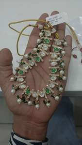 Ensemble de collier et boucles d'oreilles en laiton doré à la mode | Pierres de poire élégantes et perles, parfaites pour les mariées, les mariages et les célébrations de fête - Product Image 5