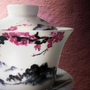 Taza de Té Gaiwan Shin Tai Yuan de Porcelana con Tapa y Bandeja, Diseño de Flor de Ciruelo y Montaña, Apta para Lavavajillas y Microondas - Product Image 6