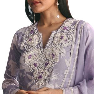 Traje Kurta Sharara con estampado floral de muselina malva con Moti Cutdana Work Elegante traje étnico para fiesta y Festival para mujer - Product Image 5