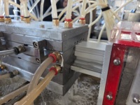 Fabricant de machines de profilage à haute vitesse pour profilés de fenêtres en PVC et WPC, moule de coextrusion, extrudeuse, tête de moule