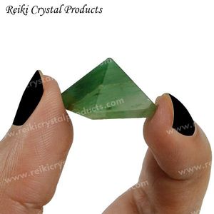 Pyramide en Aventurine Verte Feng Shui 10-15 mm Petit Cristal pour la Prospérité et l'Équilibre - Product Image 4