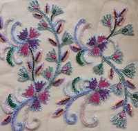 Tissu de dentelle perlée orné de motifs élégants conçus pour les panneaux Lehenga et la personnalisation de la jupe ethnique pour les événements