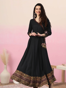 Robe Angrakha style Anarkali en rayonne imprimée pour femmes, longueur mollet, col en V, manches trois quarts, tenue ethnique traditionnelle, noir - Product Image 5