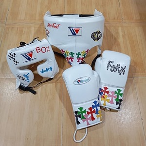 Juego de combate de boxeo ganador blanco hecho en cuero Nuevo diseño Kit de combate ganador de cuero de alta calidad Juegos de entrenamiento profesional - Product Image 1