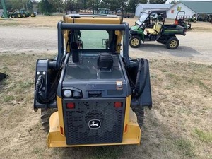 Chargeuse compacte sur pneus diesel John Deere, équipement de construction jaune - Product Image 6