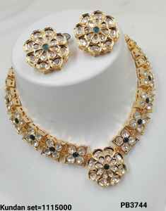 Kundan เครื่องประดับคออินเดียแฟชั่นชุดสร้อยคอพร้อมต่างหูสตั๊ดและชุดมังคุดสำหรับผู้หญิงดีไซน์ดอกไม้สวยงาม - Product Image 3