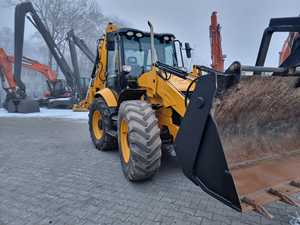 Chargeuse-pelleteuse J-C-B 4CX compacte et polyvalente - Product Image 4