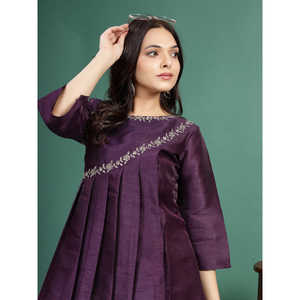 Top de Punto Plisado con Bordado Floral Color Vino para Mujer - Product Image 2